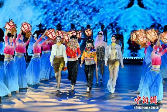 Í¼ÎªÄ£ÌØÏÖ³¡×ßÐ㣬¸ø¹ÛÖÚ´øÀ´Ò»³¡ÊÓ¾õÊ¢Ñç¡£ÖÐÐÂÉç¼ÇÕß Íõ¶«Ã÷ Éã Í¼ÎªÄ£ÌØÏÖ³¡×ßÐ㣬¸ø¹ÛÖÚ´øÀ´Ò»³¡ÊÓ¾õÊ¢Ñç¡£ÖÐÐÂÉç¼ÇÕß Íõ¶«Ã÷ Éã