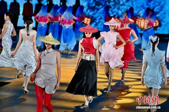 Í¼ÎªÄ£ÌØÏÖ³¡×ßÐ㣬¸ø¹ÛÖÚ´øÀ´Ò»³¡ÊÓ¾õÊ¢Ñç¡£ÖÐÐÂÉç¼ÇÕß Íõ¶«Ã÷ Éã Í¼ÎªÄ£ÌØÏÖ³¡×ßÐ㣬¸ø¹ÛÖÚ´øÀ´Ò»³¡ÊÓ¾õÊ¢Ñç¡£ÖÐÐÂÉç¼ÇÕß Íõ¶«Ã÷ Éã