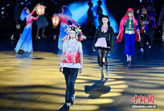 Í¼ÎªÄ£ÌØÏÖ³¡×ßÐ㣬¸ø¹ÛÖÚ´øÀ´Ò»³¡ÊÓ¾õÊ¢Ñç¡£ÖÐÐÂÉç¼ÇÕß Íõ¶«Ã÷ Éã Í¼ÎªÄ£ÌØÏÖ³¡×ßÐ㣬¸ø¹ÛÖÚ´øÀ´Ò»³¡ÊÓ¾õÊ¢Ñç¡£ÖÐÐÂÉç¼ÇÕß Íõ¶«Ã÷ Éã