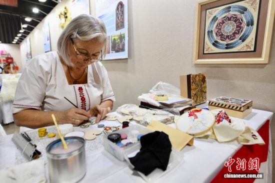 12月12日,匈牙利民间艺人展示毛裘刺绣技艺。中新社记者 王东明 摄 12月12日,匈牙利民间艺人展示毛裘刺绣技艺。中新社记者 王东明 摄