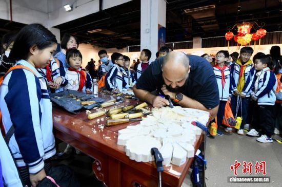 12月12日,保加利亚民间艺人现场展示传统木雕技艺。中新社记者 王东明 摄 12月12日,保加利亚民间艺人现场展示传统木雕技艺。中新社记者 王东明 摄