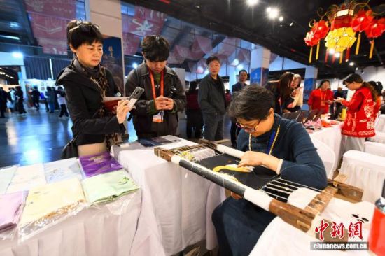 12月12日,中国民间艺人展示“苏绣”技艺。中新社记者 王东明 摄 12月12日,中国民间艺人展示“苏绣”技艺。中新社记者 王东明 摄