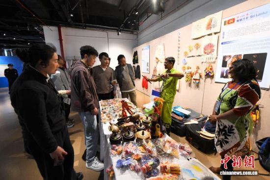 12月12日,斯里兰卡民间艺人展示提线木偶。中新社记者 王东明 摄 12月12日,斯里兰卡民间艺人展示提线木偶。中新社记者 王东明 摄