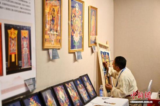 12月12日,西藏民间艺人现场展示唐卡绘画技艺。中新社记者 王东明 摄 12月12日,西藏民间艺人现场展示唐卡绘画技艺。中新社记者 王东明 摄