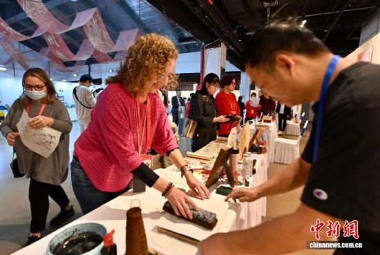 12月12日,外国友人现场体验四川绵竹木版年画制作技艺。中新社记者 王东明 摄 12月12日,外国友人现场体验四川绵竹木版年画制作技艺。中新社记者 王东明 摄