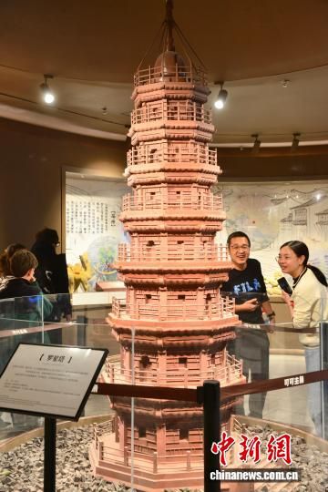 12月11日,用巧克力雕塑的罗星塔模型吸引参观者。中新社记者 张斌 摄 12月11日,用巧克力雕塑的罗星塔模型吸引参观者。中新社记者 张斌 摄