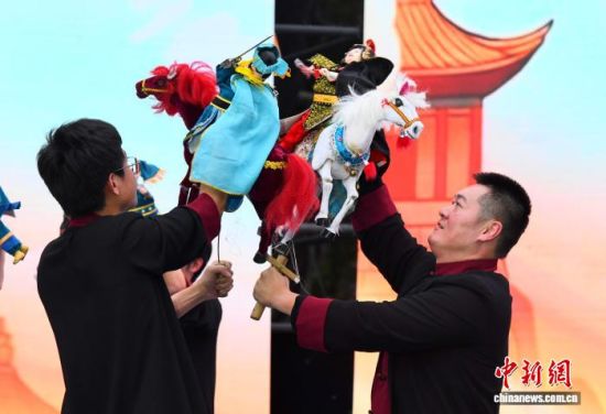 图为国内木偶表演团队上台表演掌中木偶戏。中新社记者 王东明 摄 图为国内木偶表演团队上台表演掌中木偶戏。中新社记者 王东明 摄