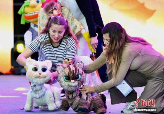 图为国外木偶表演团队上台精彩演出。中新社记者 王东明 摄 图为国外木偶表演团队上台精彩演出。中新社记者 王东明 摄