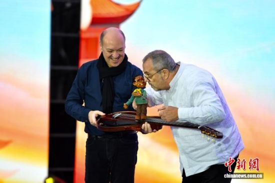 图为国外木偶表演团队上台精彩演出。中新社记者 王东明 摄 图为国外木偶表演团队上台精彩演出。中新社记者 王东明 摄