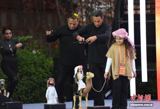 图为国外木偶表演团队上台精彩演出。中新社记者 王东明 摄 图为国外木偶表演团队上台精彩演出。中新社记者 王东明 摄