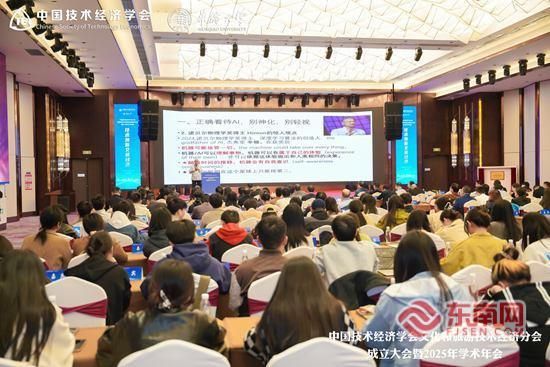 »áÒé»ã¾ÛÕþ¸®¡¢Ñ§½ç¡¢ÆóÒµÈý·½Á¦Á¿£¬¼¯Ë¼¹ãÒæ£¬¸³ÄÜÎÄÂÃÐÂÉú̬¡£»ªÇÈ´óѧ ¹©Í¼ »áÒé»ã¾ÛÕþ¸®¡¢Ñ§½ç¡¢ÆóÒµÈý·½Á¦Á¿£¬¼¯Ë¼¹ãÒæ£¬¸³ÄÜÎÄÂÃÐÂÉú̬¡£»ªÇÈ´óѧ ¹©Í¼