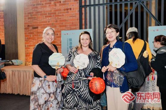 境外旅游商在现场体验非遗手作。主办方供图 境外旅游商在现场体验非遗手作。主办方供图