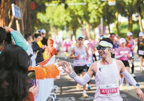 Ñ¡ÊÖÓëÈüµÀÅÔ¼ÓÓ͵ĹÛÖÚ»÷ÕÆ¡£ ¸£½¨ÈÕ±¨¼ÇÕß Ê©³½¾² Éã Ñ¡ÊÖÓëÈüµÀÅÔ¼ÓÓ͵ĹÛÖÚ»÷ÕÆ¡£ ¸£½¨ÈÕ±¨¼ÇÕß Ê©³½¾² Éã