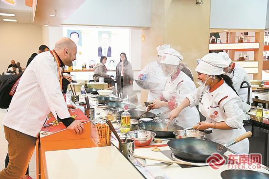 ¹ú¼ÊÆÀίÔÚÓë²ÎÈüÑ¡ÊÖ½»Ì¸¡£ ¹ú¼ÊÆÀίÔÚÓë²ÎÈüÑ¡ÊÖ½»Ì¸¡£