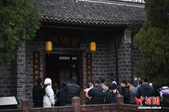 12ÔÂ12ÈÕ£¬¼ÍÄîÁõÃú´«¸§Ì¨140ÖÜÄêÁ½°¶½»Á÷»î¶¯ÔںϷʾÙÐС£Í¼ÎªÌ¨°û²Î¹ÛÁõÃú´«¹Ê¾Ó¡£¡¡ÖÐÐÂÉç¼ÇÕß ÕÔÇ¿ Éã 12ÔÂ12ÈÕ£¬¼ÍÄîÁõÃú´«¸§Ì¨140ÖÜÄêÁ½°¶½»Á÷»î¶¯ÔںϷʾÙÐС£Í¼ÎªÌ¨°û²Î¹ÛÁõÃú´«¹Ê¾Ó¡£¡¡ÖÐÐÂÉç¼ÇÕß ÕÔÇ¿ Éã