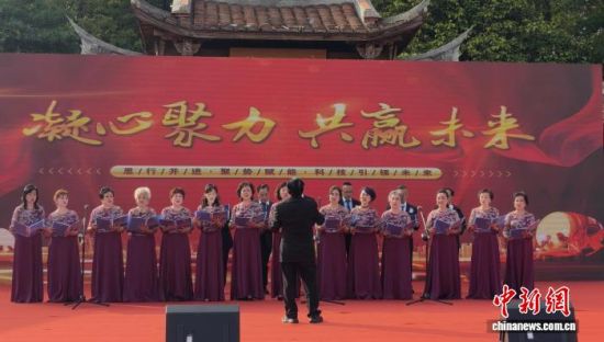 12月14日下午,“香音芗情·同心共韵”漳港两地音乐会在福建漳州古城举办,图为香港市区同乡会合唱团在演唱歌曲。廖珍妹 摄 12月14日下午,“香音芗情·同心共韵”漳港两地音乐会在福建漳州古城举办,图为香港市区同乡会合唱团在演唱歌曲。廖珍妹 摄