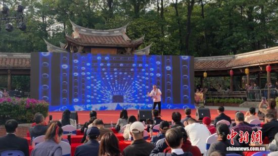 图为男声独唱《苹果香》。廖珍妹 摄 图为男声独唱《苹果香》。廖珍妹 摄