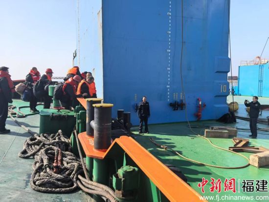 受困船员安全转移上岸 受困船员安全转移上岸