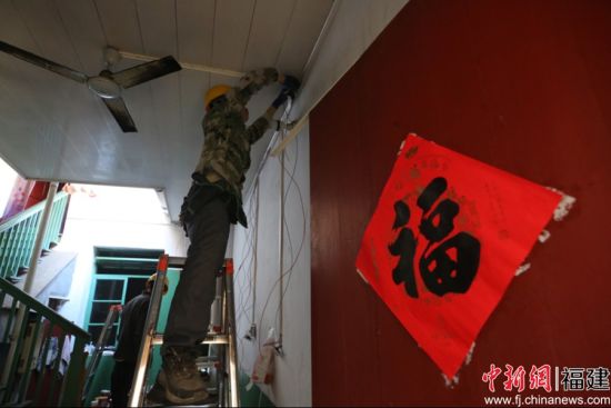 电工对大栋厝表下线进行改造。陈红专 摄 电工对大栋厝表下线进行改造。陈红专 摄