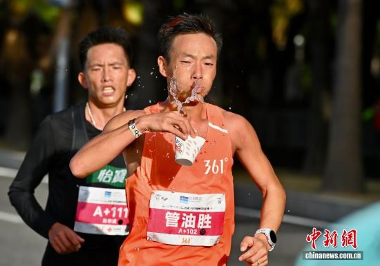 图为选手在比赛中补水。中新社记者 王东明 摄 图为选手在比赛中补水。中新社记者 王东明 摄