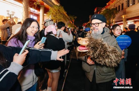 图为国外木偶演员参与巡游。中新社记者 王东明 摄 图为国外木偶演员参与巡游。中新社记者 王东明 摄