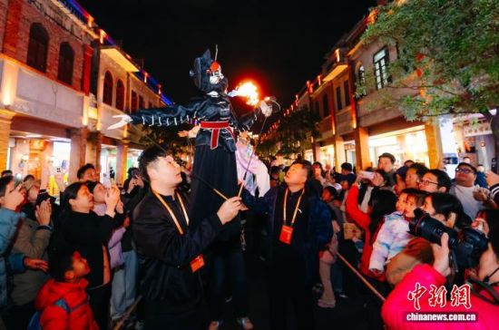 图为木偶表演喷火。中新社记者 王东明 摄 图为木偶表演喷火。中新社记者 王东明 摄