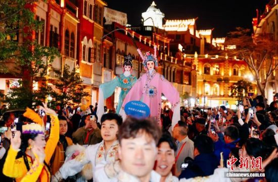 图为木偶巡游吸引大批民众围观。中新社记者 王东明 摄 图为木偶巡游吸引大批民众围观。中新社记者 王东明 摄