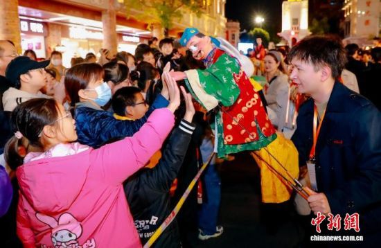 图为木偶巡游吸引大批民众参与互动。中新社记者 王东明 摄 图为木偶巡游吸引大批民众参与互动。中新社记者 王东明 摄
