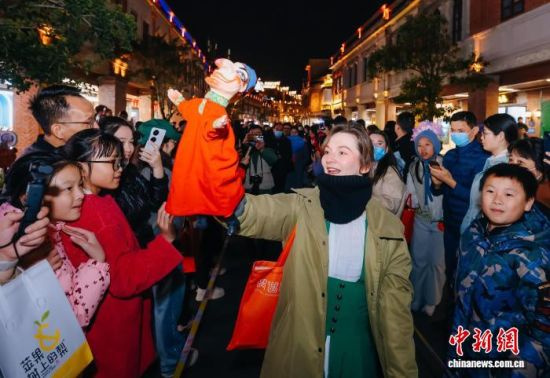 图为国外木偶演员参与巡游。中新社记者 王东明 摄 图为国外木偶演员参与巡游。中新社记者 王东明 摄