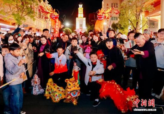 图为木偶巡游吸引大批市民和游客观看。中新社记者 王东明 摄 图为木偶巡游吸引大批市民和游客观看。中新社记者 王东明 摄