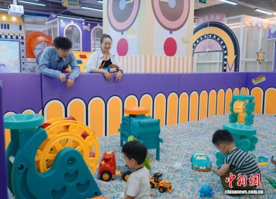 9月28日,台湾青年许晏硕(左一)在其投资的儿童娱乐店了解情况。 饶浩宇 摄 9月28日,台湾青年许晏硕(左一)在其投资的儿童娱乐店了解情况。 饶浩宇 摄