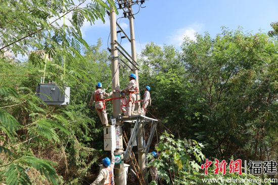 ���繫˾������Ա���ڰ�װ�µĹ����豸��