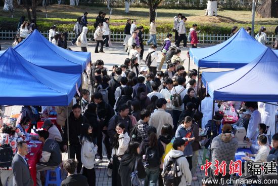  �����������ֳ���ͬѧ�������Ŷӡ��������롣֣��� ��