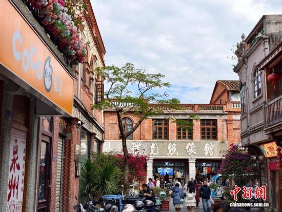 ͼΪ12��14�գ�������Ȫ����ɽ·�ι����档��������� �ű� ��