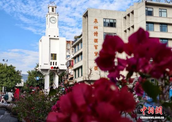 ͼΪ12��14�գ�λ��Ȫ��������ɽ·�붫�����ֽ���ڵ���¥����¥��13.8�ף�1934�꿪ʼ���裬�ڴ����깤����Ȫ�ݹų���Ҫ�Ľ�ͨ����֮һ����������� �ű� ��