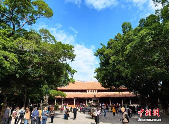 ͼΪ12��14�գ��ο���Ȫ�ݿ�Ԫ���ڲιۡ���Ԫ�£�Ϊ����ʡ��ģ���ķ����Ժ��λ�����ڵĶ��������й��ִ���ߵ�����ʯ������Ȫ�ݹųǵı�־����������� �ű� ��