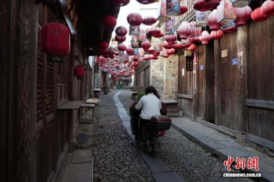 ͼΪ��ƽ������ʯ��·������ ��