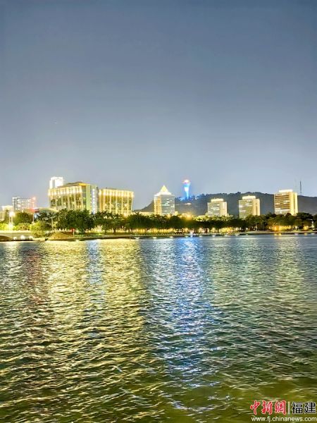 图为筼筜湖夜景。林永传 摄 图为筼筜湖夜景。林永传 摄