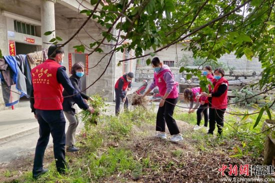 志愿者清理垃圾 志愿者清理垃圾