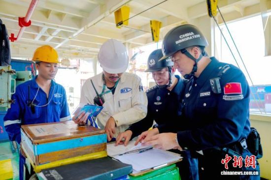 ͼΪ���Ŷ��ɱ߼�վ��Ч�����׺���������ӱά ��