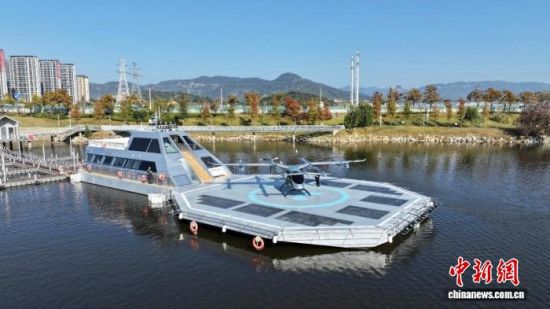 eVTOL零碳水上机场、V2000CG“凯瑞鸥”航空器交付验收及演示飞行现场。东侨宣传部 供图 eVTOL零碳水上机场、V2000CG“凯瑞鸥”航空器交付验收及演示飞行现场。东侨宣传部 供图