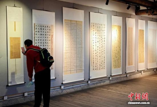 12月16日,福建福州,市民参观展览。中新社记者 吕明 摄 12月16日,福建福州,市民参观展览。中新社记者 吕明 摄