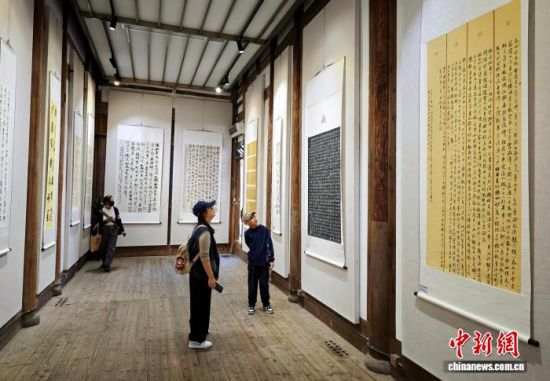 12月16日,福建福州,市民参观展览。中新社记者 吕明 摄 12月16日,福建福州,市民参观展览。中新社记者 吕明 摄