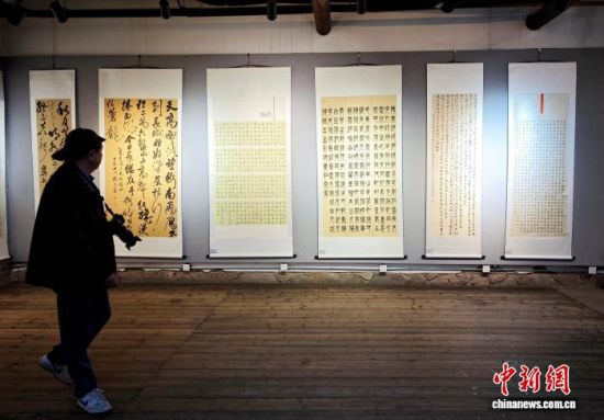 12月16日,福建福州,市民参观展览。中新社记者 吕明 摄 12月16日,福建福州,市民参观展览。中新社记者 吕明 摄