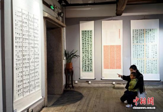 12月16日,福建福州,市民参观展览。中新社记者 吕明 摄 12月16日,福建福州,市民参观展览。中新社记者 吕明 摄