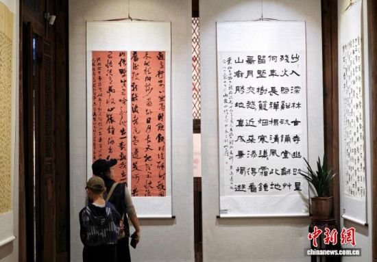 12月16日,福建福州,市民参观展览。中新社记者 吕明 摄 12月16日,福建福州,市民参观展览。中新社记者 吕明 摄