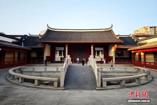 12月16日,市民在福州文庙游览。中新社记者 吕明 摄 12月16日,市民在福州文庙游览。中新社记者 吕明 摄