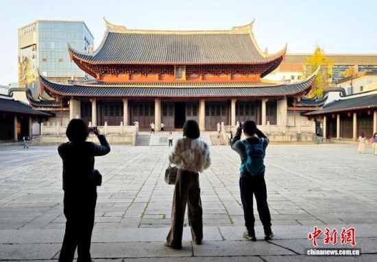12月16日,市民在福州文庙游览。中新社记者 吕明 摄 12月16日,市民在福州文庙游览。中新社记者 吕明 摄