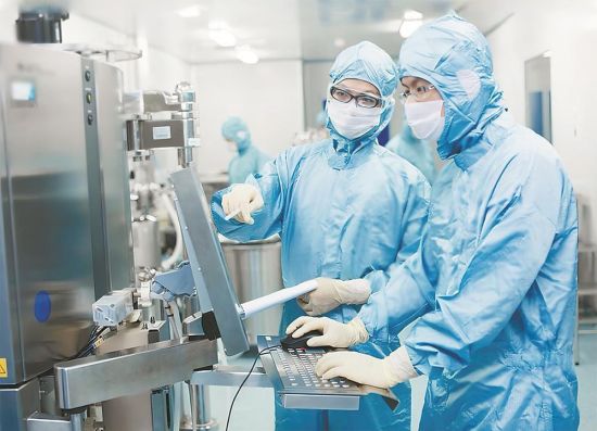 特宝生物员工在进行纯化层析生产调控。(受访者供图) 特宝生物员工在进行纯化层析生产调控。(受访者供图)