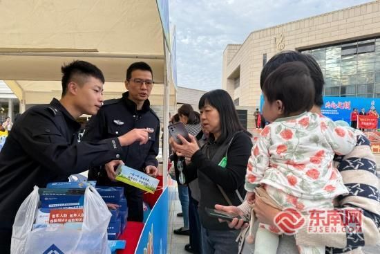 2025Ä꼯ÃÀÇøÊÐÃñÎÄÃ÷ÐÐΪʾ·¶Ô»ÏÖ³¡£¬Ãñ¾¯ÎªÈºÖÚÆÕ¼°°²È«ÖªÊ¶¡££¨×ÊÁÏͼ ¶«ÄÏÍø¼ÇÕß ÀîÁØ É㣩 2025Ä꼯ÃÀÇøÊÐÃñÎÄÃ÷ÐÐΪʾ·¶Ô»ÏÖ³¡£¬Ãñ¾¯ÎªÈºÖÚÆÕ¼°°²È«ÖªÊ¶¡££¨×ÊÁÏͼ ¶«ÄÏÍø¼ÇÕß ÀîÁØ É㣩